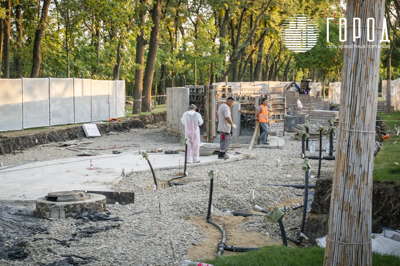 В парке Краснодара Галицкого строят озеро с фонтаном (8)