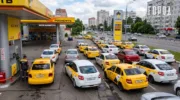 Водители такси жалуются на очереди на АЗС Краснодара